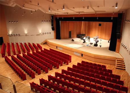 Tornano in scena i “Fikissimi” con “SIKANIA”, venerdì 18 al Palacultura