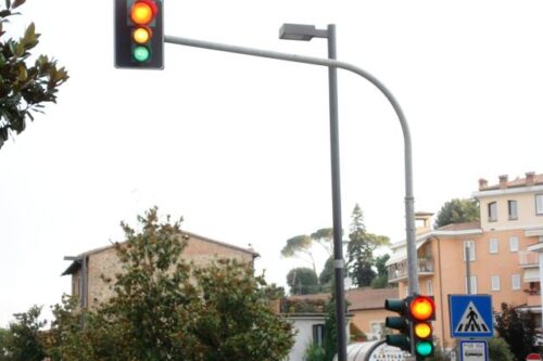 Nuova regolazione dell’impianto semaforico all’intersezione via La Farina-viale Europa