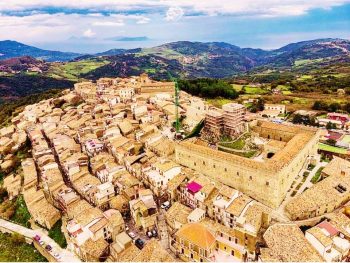 Borghi siciliani, Musumeci: «La Regione investe nella loro riqualificazione. Borghi da visitare ma anche da abitare»