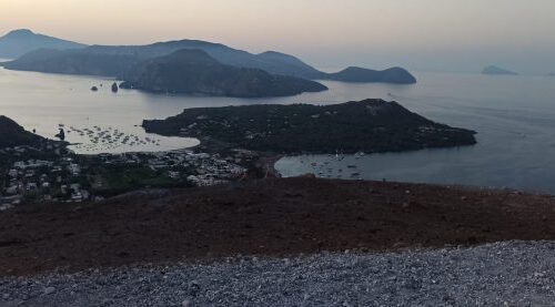 MOSTRE: tra paesaggi e abissi marini, al Parco Archeologico delle Eolie arriva “Dipinti sull’acqua. Da Sartorio a De Conciliis”