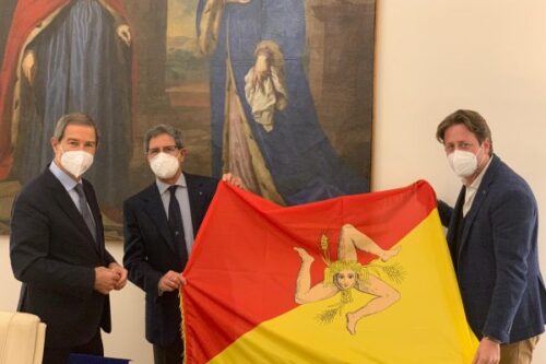 Sport, Coppa America: la bandiera della Sicilia nella base di Luna Rossa