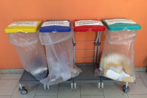 Un sindaco che “licenzia” in diretta 100 lavoratori, invece di fare autocritica sulla gestione del servizi rifiuti, si commenta da solo ed evidentemente rinuncia al progetto porta a porta