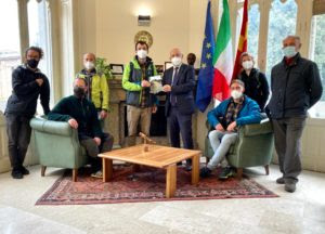 A piedi sui 7.000 km del Sentiero Italia. Ricevuti dall’Assessore Caruso i giovani di “Va’ Sentiero”