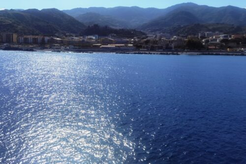 Poliziotti arrestano un 41enne per furto di limoni: ‘oro giallo’