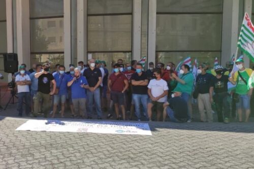 Milazzo, in piazza i lavoratori dell’indotto della Raffineria e della Centrale Elettrica