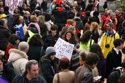 istituire borse di studio umanitarie in favore del popolo afgano