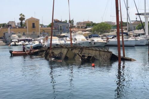 Catania, ripescato relitto di circa venti metri nel porto di Ognina