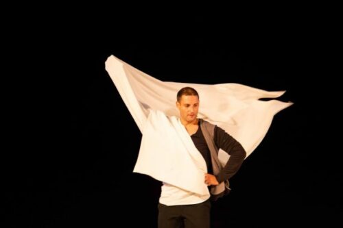 AD AVVISTAMENTI TEATRALI LE STORIE DI CHI HA DECISO DI SFIDARE IL SUD