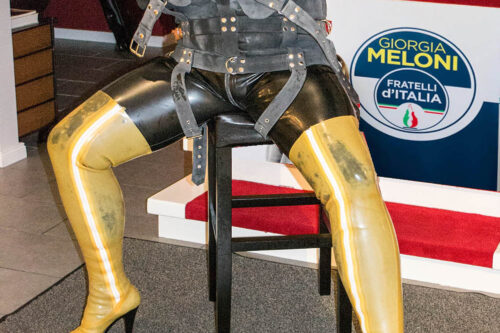 Meloni in camicia di forza