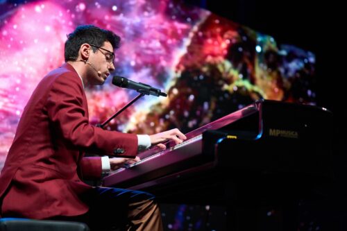 Dopo il Color Fest Valerio Lundini torna in Calabria con “Il mansplaining spiegato a mia figlia”