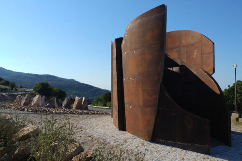 Paolo Schiavocampo: Lutto nel mondo dell’arte, scompare il grande scultore siciliano autore dell’ultima scultura monumentale “Una curva gettata alle spalle del tempo” di Fiumara d’Arte