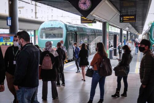 Treno merci fermo sull’asse ferroviario Catania-Messina. Pendolari lasciati allo sbando
