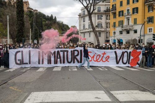 “Gli IMMATURI siete Voi: gli studenti scendono ancora in piazza”