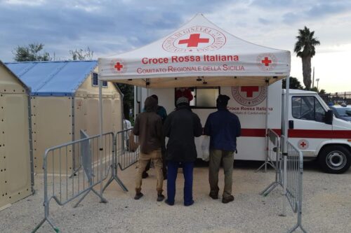Covid, bollettino settimanale: in calo i contagi e le nuove ospedalizzazioni
