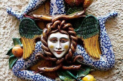 Covid, bollettino settimanale: ancora in calo i contagi, quasi tredici mila quarte dosi