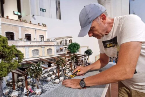 Taormina, Piazza IX Aprile in miniatura, opera realizzata dal Maestro Gino Castorina