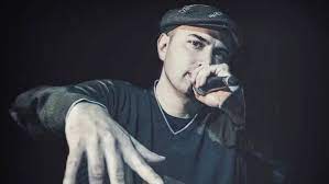 “Precario dello Stato”, al comizio di Conte il rapper Picciotto