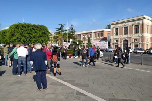 Ho stigmatizzato il Sì all’Esercito in una scuola primaria “contro gli assembramenti anti-Covid”. E sarò processato…