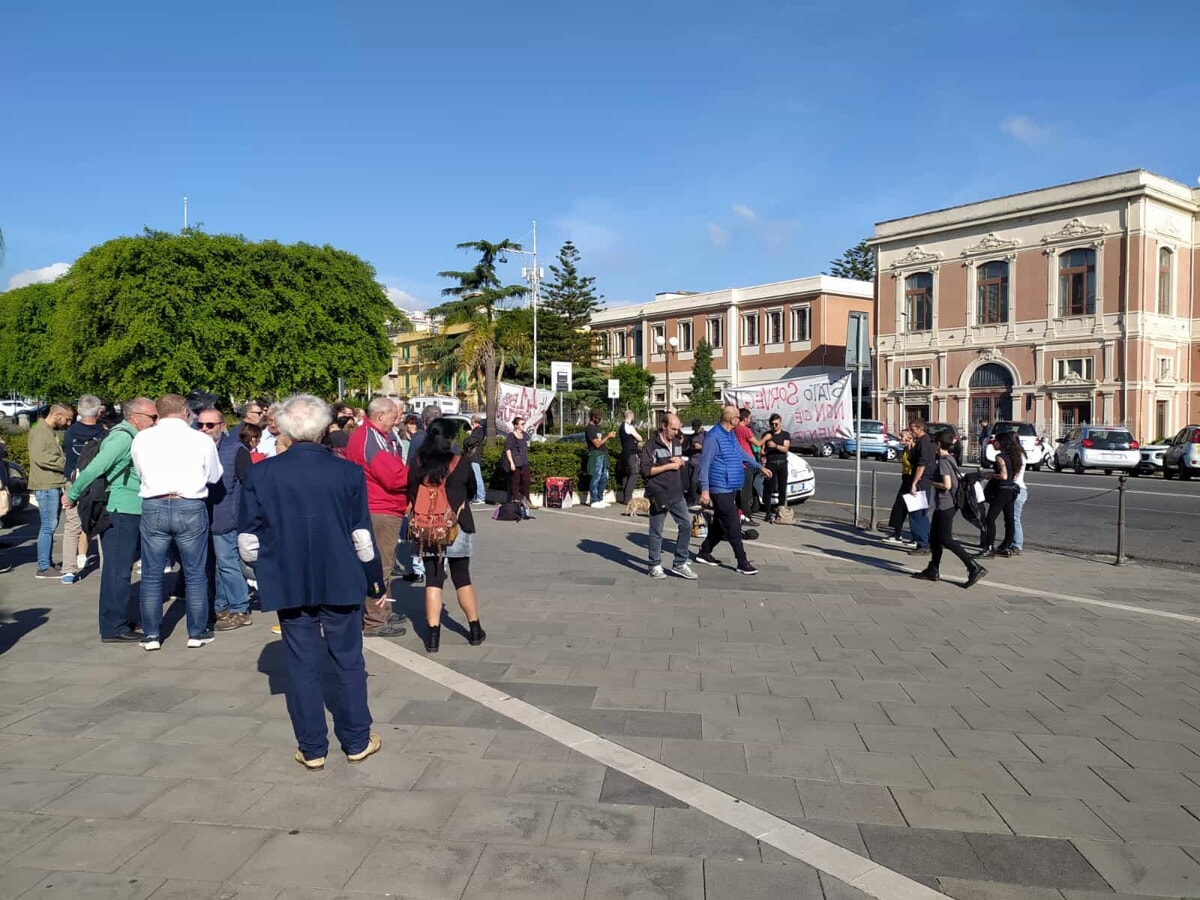 Ho stigmatizzato il Sì all’Esercito in una scuola primaria “contro gli assembramenti anti-Covid”. E sarò processato…