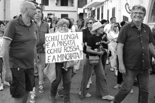 ATTIVISTI CLIMATICI FERMATI E CIRCONDATI ALL’AEROPORTO DEI JET PRIVATI