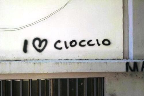 Il restauro zelante del graffito murale con la scritta Mussolini su palazzo Magaudda