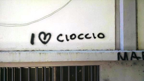 Il restauro zelante del graffito murale con la scritta Mussolini su palazzo Magaudda