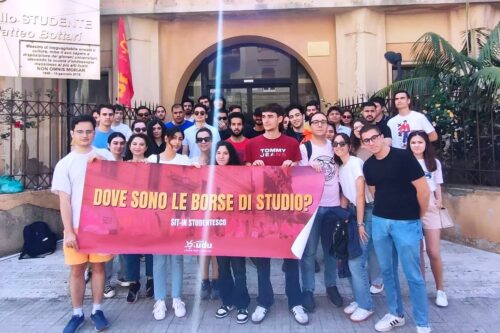 La protesta degli studenti universitari alle porte dell’ERSU “dove sono le borse di studio?”.