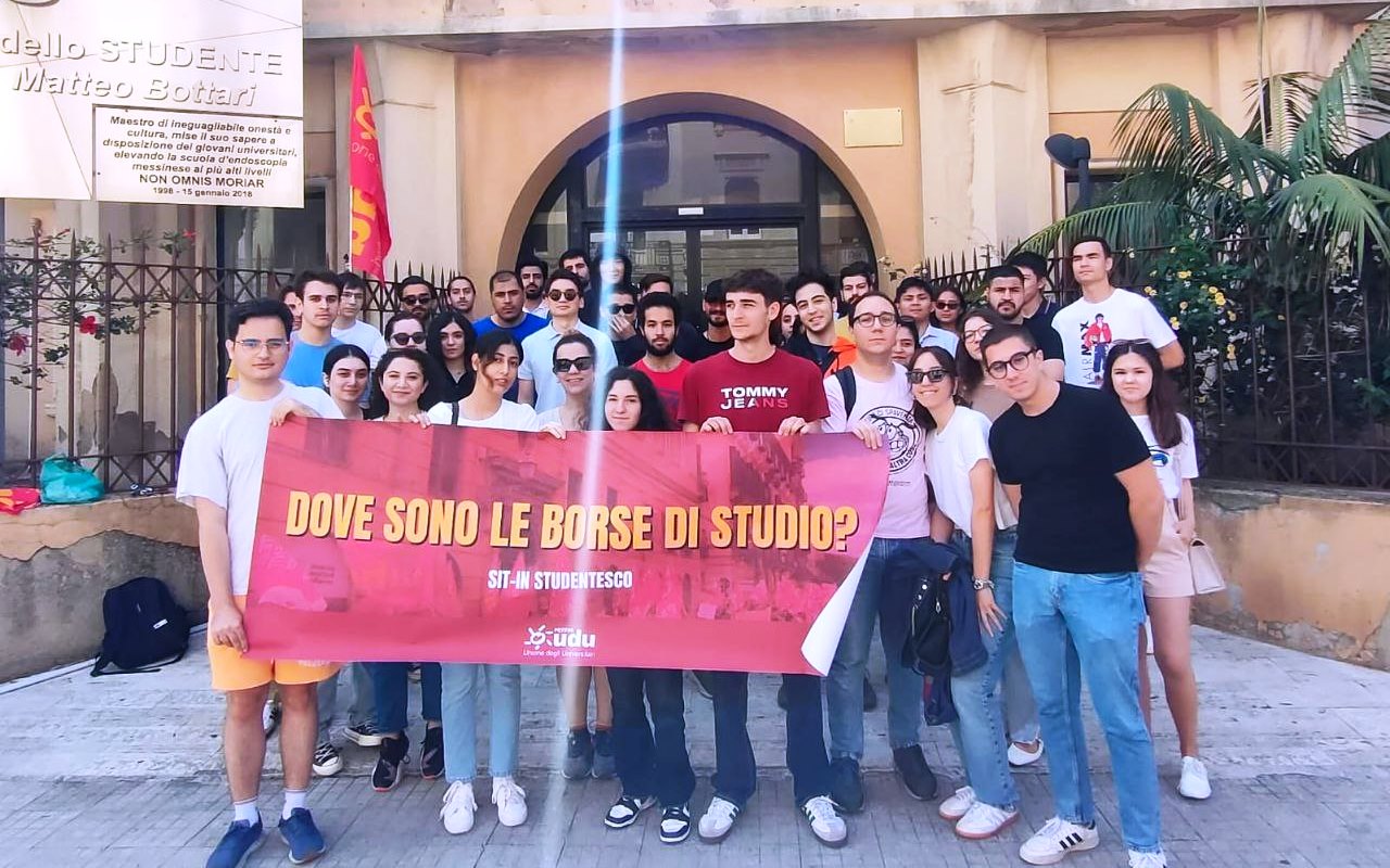 La protesta degli studenti universitari alle porte dell’ERSU “dove sono le borse di studio?”.