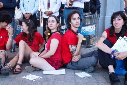 G7, PUGLIA: EXTINCTION REBELLION OCCUPA L’INGRESSO DEL MEDIA CENTER A BARI
