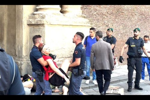 “COSTRETTA A SPOGLIARSI”: UMILIAZIONI E ABUSI IN QUESTURA A BOLOGNA DOPO L’AZIONE DI EXTINCTION REBELLION