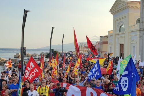 Il ponte sullo Stretto è sì un’opera di guerra, ma contro calabresi e siciliani!