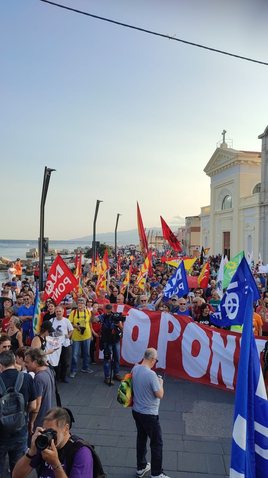 Il ponte sullo Stretto è sì un’opera di guerra, ma contro calabresi e siciliani!