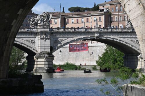 Appese al ponte Vittorio Emanuele contro ministri e capi di stato