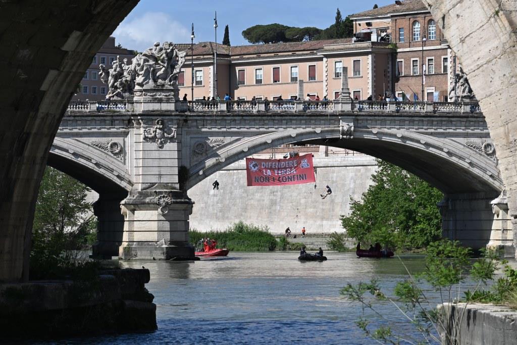 Appese al ponte Vittorio Emanuele contro ministri e capi di stato