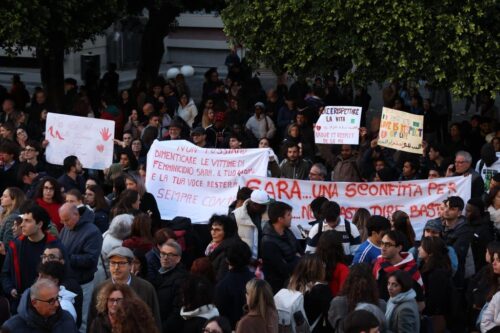 Una città unita contro il femminicidio alla fiaccolata per Sara