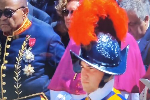 Dal Palazzo alla Miseria: Francesco, il papa che il Potere non ha mai tollerato