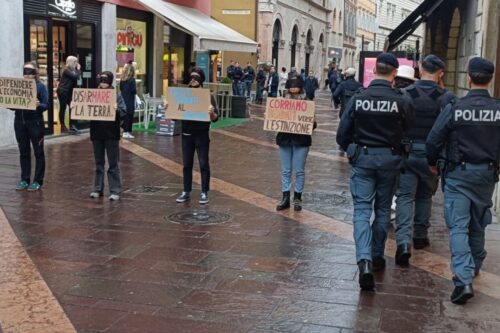 Extinction Rebellion: Flash-mob al Festival dell’Economia di Trento