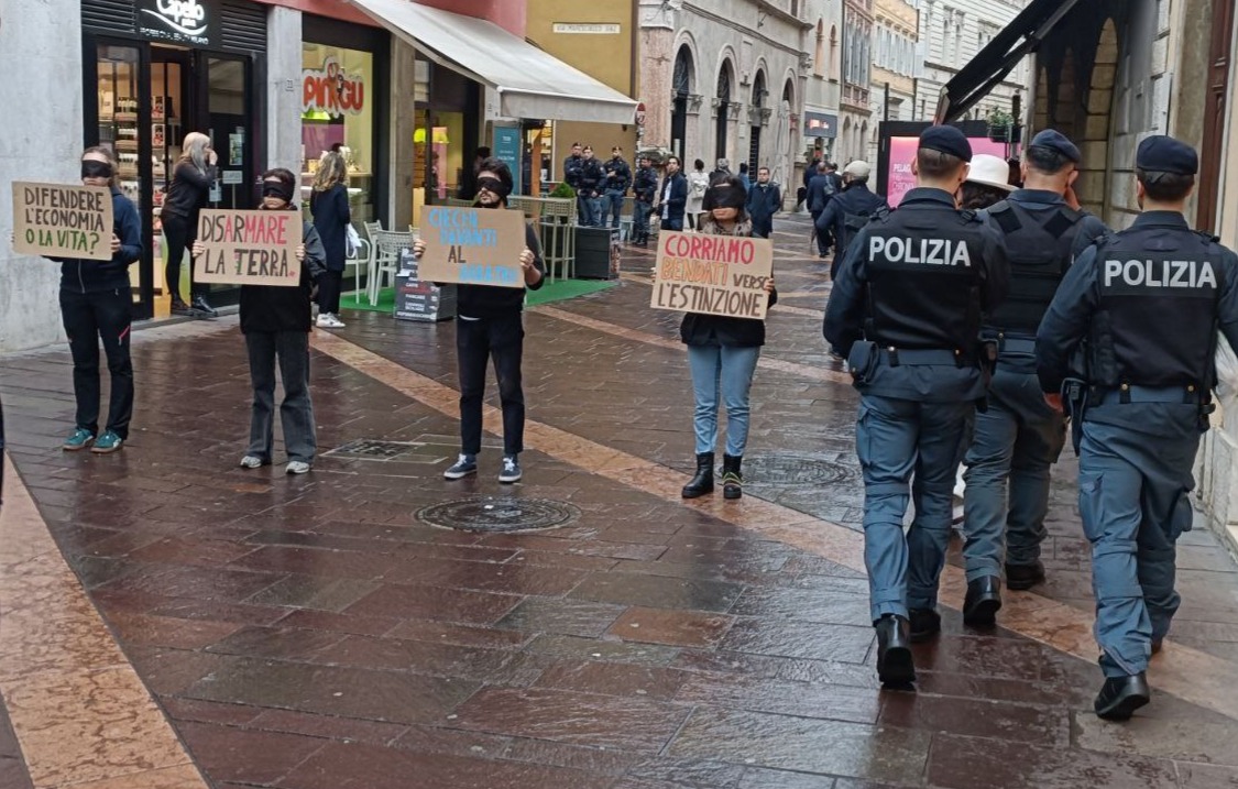 Extinction Rebellion: Flash-mob al Festival dell’Economia di Trento