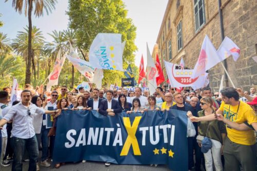 Piazza gremita a Palermo per dire no allo sfascio della sanità siciliana