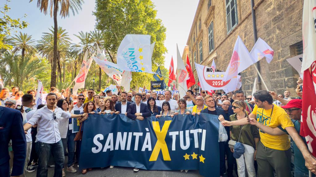 Piazza gremita a Palermo per dire no allo sfascio della sanità siciliana