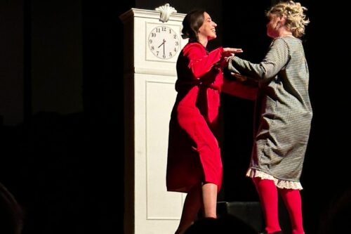 Ci mancava solo la pantomima di Meloni che andrà al seggio per la foto, ma non per votare