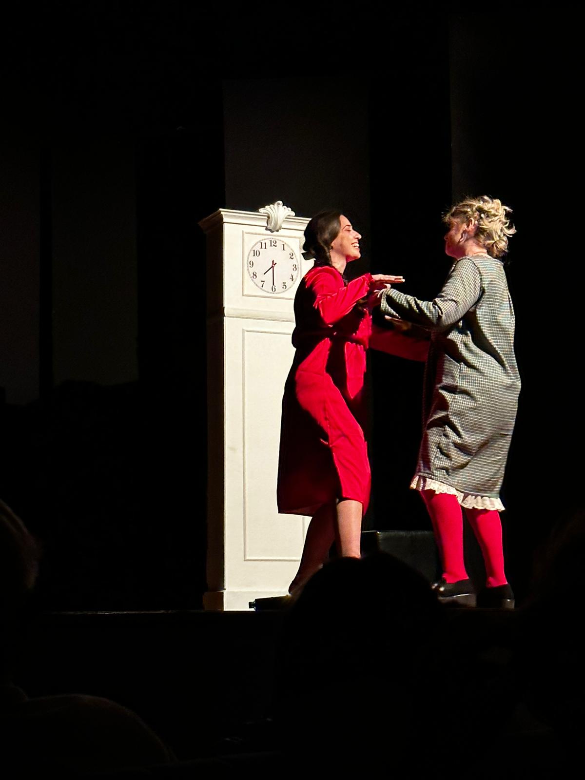 Ci mancava solo la pantomima di Meloni che andrà al seggio per la foto, ma non per votare