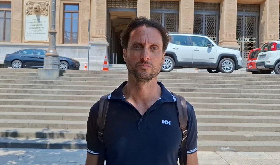 Famiglia sotto sfratto con valigie e animali, trovata soluzione solo temporaneamente, serve più attenzione