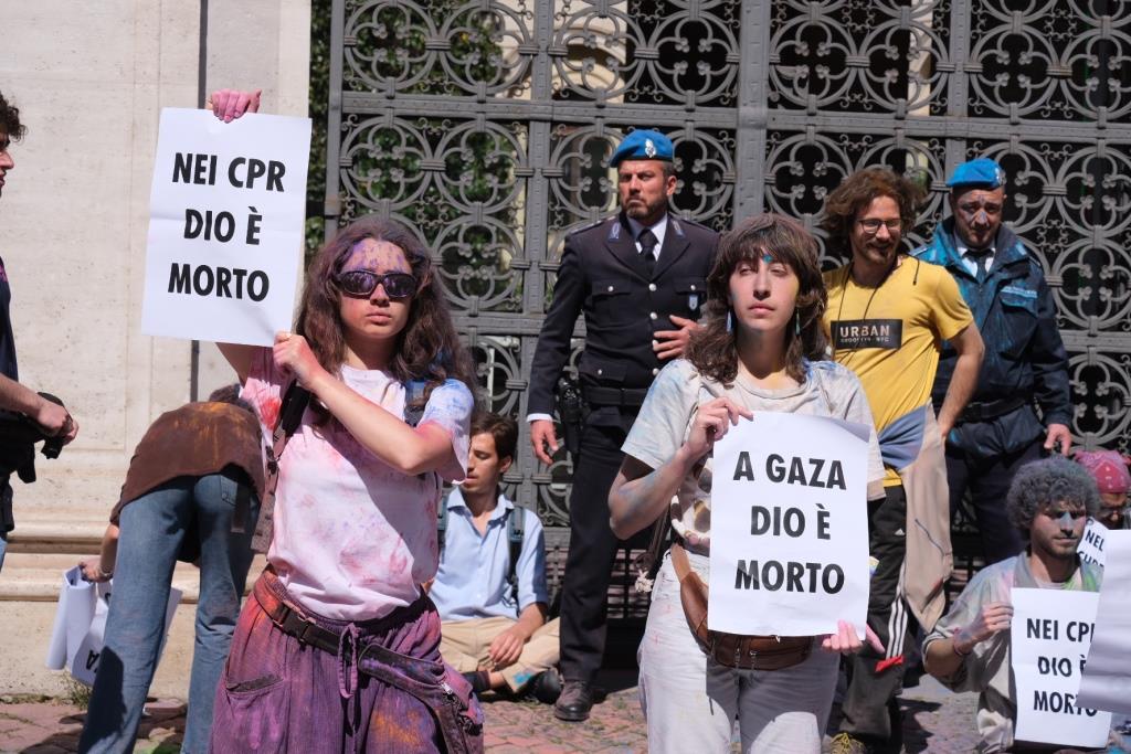 Bologna: indagato il sostituto commissario che ordinò la perquisizione corporale integrale su una manifestante di Extinction Rebellion