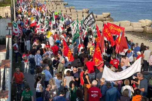 L’ASSEMBLEA NO PONTE INCONTRA LE/I GIORNALISTE/I
