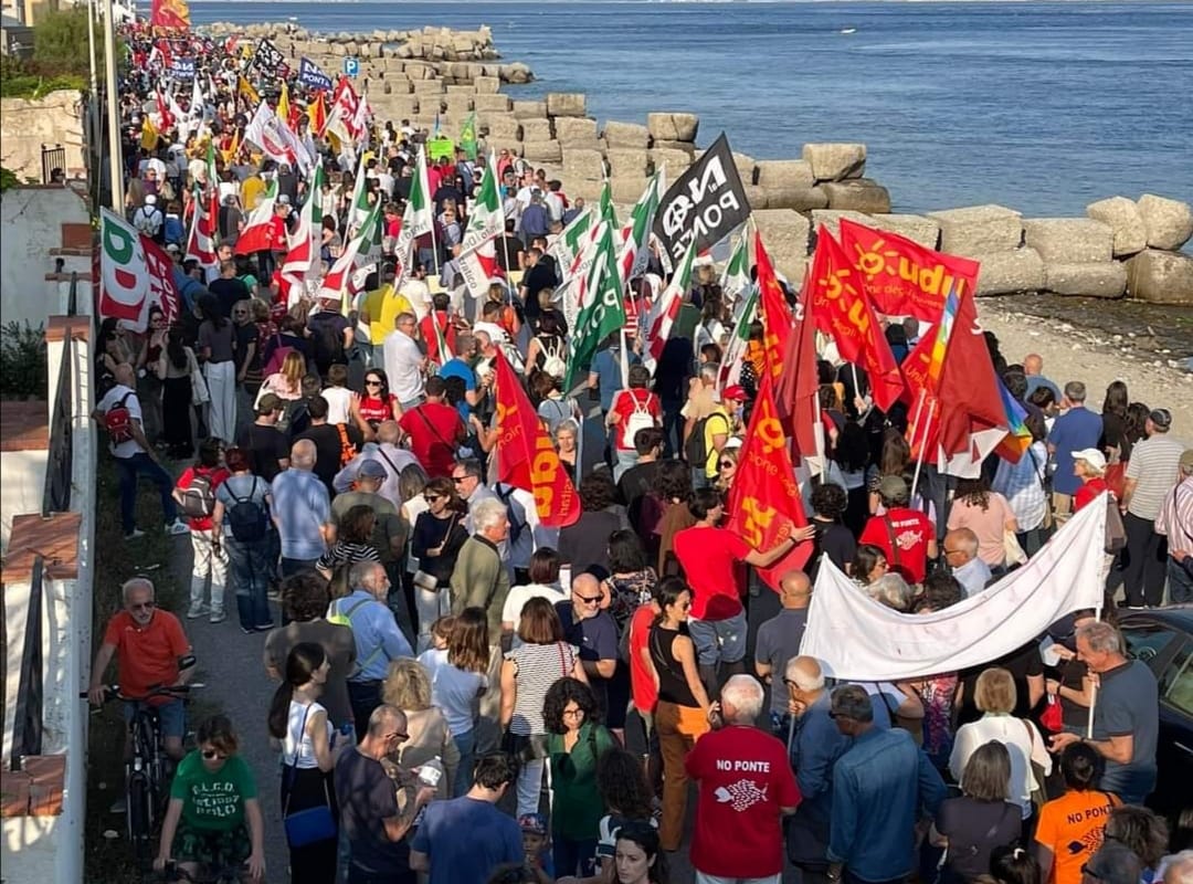 L’ASSEMBLEA NO PONTE INCONTRA LE/I GIORNALISTE/I