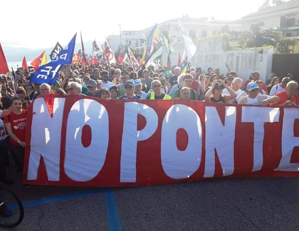 Il corteo No Ponte invade Messina: «È un imbroglio per drenare risorse»