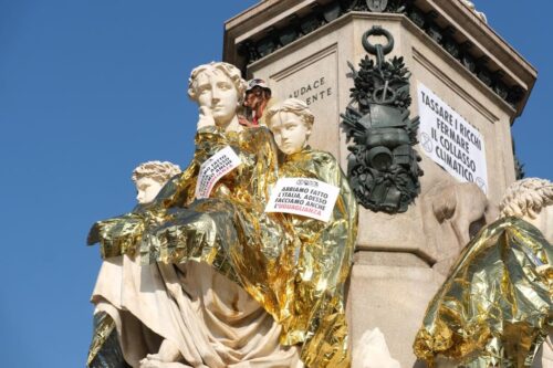 Extinction Rebellion ricopre di teli termici la Statua di Cavour in Piazza Carlina. “Tassare i ricchi, fermare il collasso climatico”
