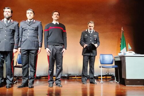 “Minchia Signor Tenente” accende il palco di Montalbano Elicona tra ironia e memoria civile