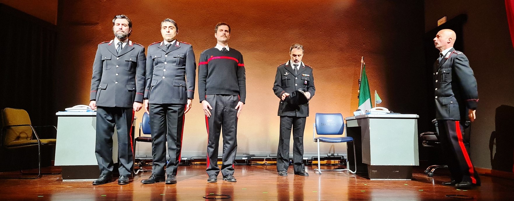 “Minchia Signor Tenente” accende il palco di Montalbano Elicona tra ironia e memoria civile